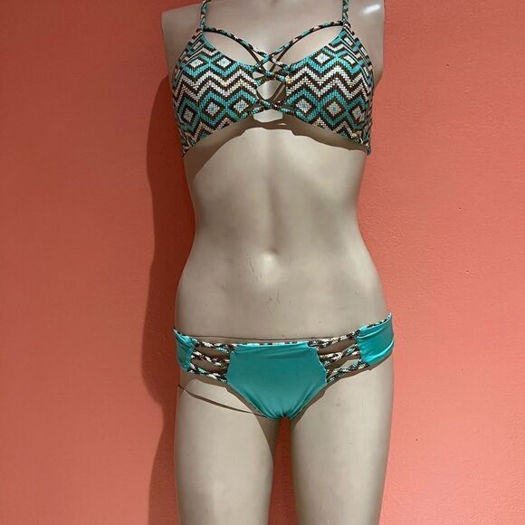 BEACH BUNNY BIKINI SET!!  - Picture 4 of 13